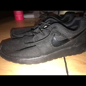 black nike roshe shoes